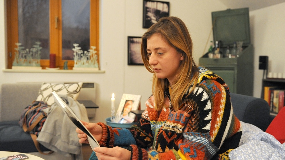 Dahoam is Dahoam: Sarah (Sophie Reiml) befolgt Gerstls Rat und will in Form eines Briefes die Trauer um Jenny in Worte fassen. | Bildquelle: Marco Orlando Pichler