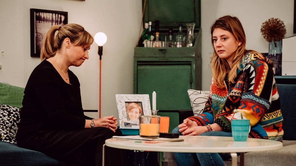 Dahoam is Dahoam: Jennys Mutter (Gabrielle Odinis, links) und Sarah (Sophie Reiml, rechts) können sich nicht einig werden, wo Jennys Asche beigesetzt werden soll. | Bildquelle: BR/Nadya Jakobs