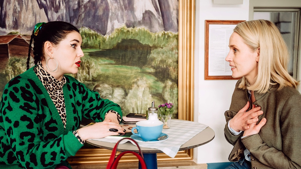 Dahoam is Dahoam: Tina (Anita Eichhorn, links) kann heraushören, dass Lea (Claudia Helene Hinterecker, rechts) immer noch Gefühle für Pfarrer Naveen hat. | Bildquelle: BR/Nadya Jakobs