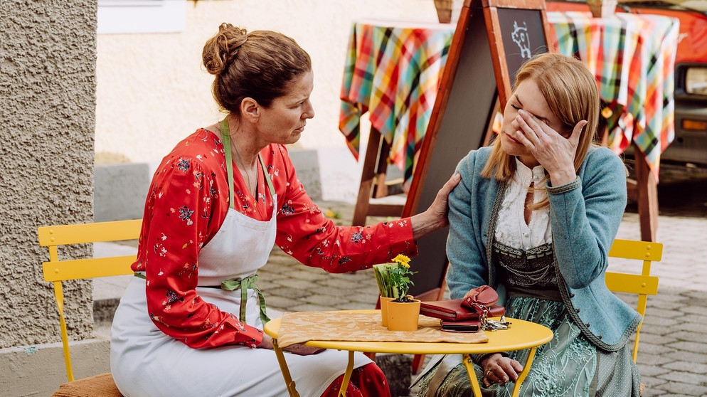 Dahoam is Dahoam: Uschi (Silke Popp, rechts) ist ratlos, wie sie ihre Ehe retten soll, und sucht Beistand bei ihrer Freundin Annalena (Heidrun Gärtner, links). | Bildquelle: BR/Nadya Jakobs