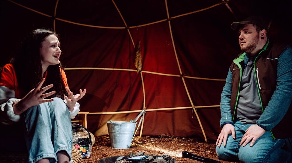 Dahoam is Dahoam: Severins (Andi Geißers) Tochter Maya (Govida Schul) ist überraschend nach Lansing gekommen, um ihn um Geld zu bitten. | Bildquelle: BR/Nadya Jakobs