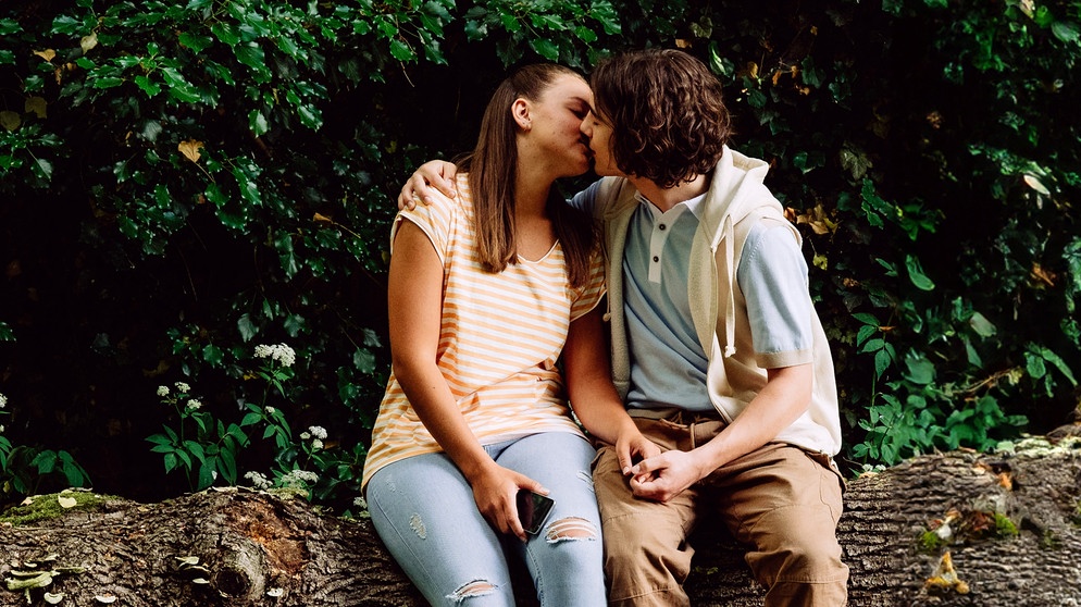 Dahoam is Dahoam: Emma (Lotta Krebs, KLD) und Till (Marinus Hohmann) halten ihre junge Liebe noch geheim. | Bildquelle: BR/Nadya Jakobs
