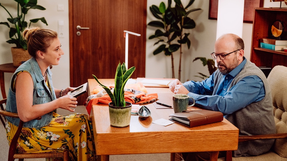 Dahoam is Dahoam: Jonathan (Nikolaus Frei) gelingt es nicht, mit Jenny in Kontakt zu treten. Mit Sarah (Sophie Reiml). | Bildquelle: BR/Nadya Jakobs