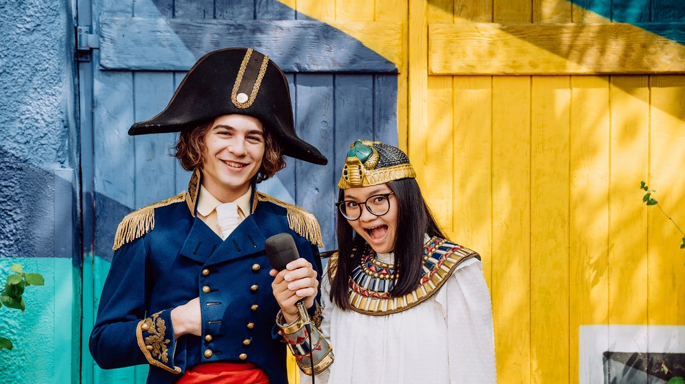 Dahoam is Dahoam: Lien (Nui Nguyen) lässt beim Fotoshooting mit Till (Marinus Hohmann) ihre Scheu fallen. | Bildquelle: BR/Nadya Jakobs