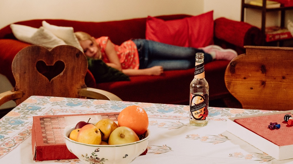 Dahoam is Dahoam: Franzi (Mia Löffler, KLD) ist beschwipst, nachdem sie versehentlich ein alkoholhaltiges Getränk aus der Brauerei ihrer Eltern getrunken hat. | Bildquelle: BR/Nadya Jakobs