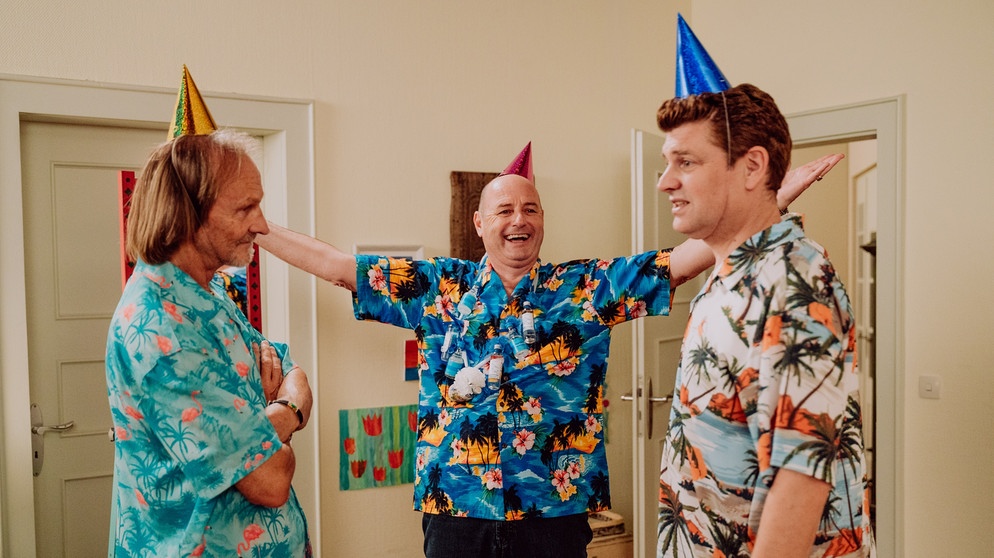 Dahoam is Dahoam: Überraschenderweise freut sich Hubert (Bernhard Ulrich, Mitte) auf die Partynacht mit Sascha (Eisi Gulp, links) und Gregor (Markus Baumeister, rechts). | Bildquelle: BR/Nadya Jakobs