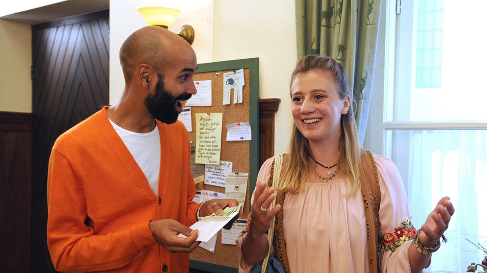 Dahoam is Dahoam: Sarah (Sophie Reiml) überrascht Naveen (Markus Subramaniam) damit, dass sie ihren Losgewinn für seine Charity-Aktion spendet.  | Bildquelle: BR/Marco Orlando Pichler