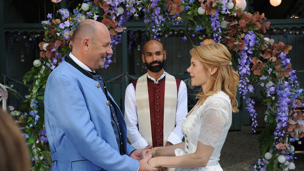 Dahoam is Dahoam: Uschi (Silke Popp) und Hubert (Bernhard Ulrich, links) erneuern feierlich ihr Ehegelübde. Mit Naveen (Markus Subramaniam, Mitte).   | Bildquelle: BR/Marco Orlando Pichler