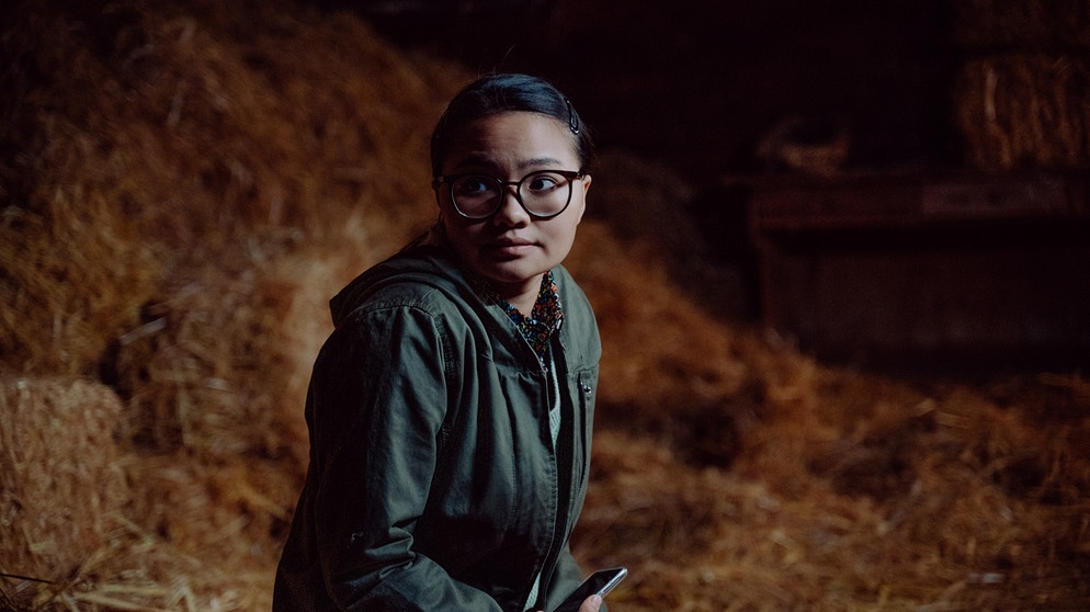 Dahoam is Dahoam: Lien (Nui Nguyen) wartet fröstelnd auf Till, der sich mit ihr ein Mondereignis ansehen wollte. | Bildquelle: BR/Nadya Jakobs