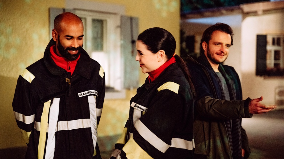 Dahoam is Dahoam: Tina (Anita Eichhorn) kann Pfarrer Naveen (Markus Subramaniam, links) vergeben, als sie spürt, wie nahe sie sich sind. Mit Florian (Tommy Schwimmer, rechts). | Bildquelle: BR/Nadya Jakobs