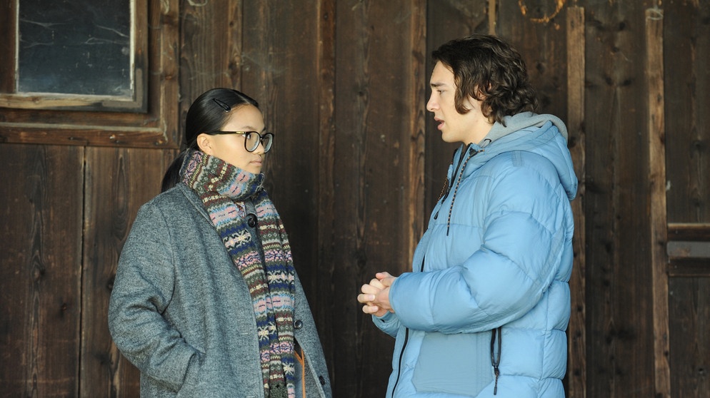 Dahoam is Dahoam: Lien (Nui Nguyen) will sich nicht mit Tills (Marinus Hohmann) halbherziger Entschuldigung zufrieden geben. | Bildquelle: BR/Marco Orlando Pichler