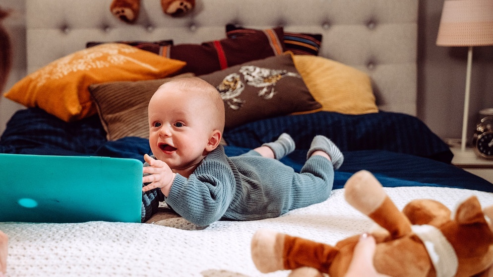 Dahoam is Dahoam: Lenz unterstützt seine Mama Katharina (Carina Dengler) bei ihren ersten Schritten zurück in die Arbeitswelt. | Bildquelle: BR/Nadya Jakobs