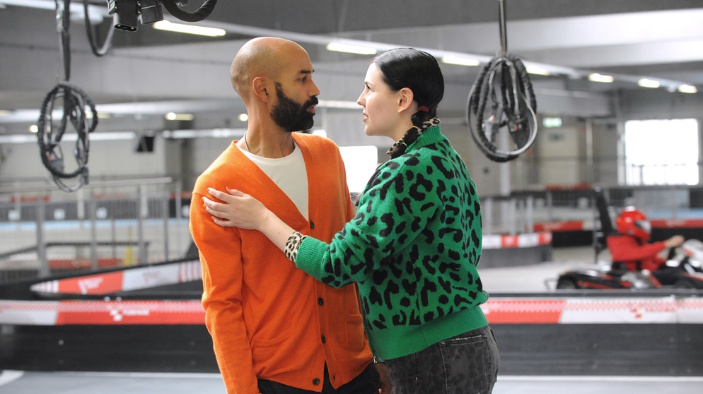 Dahom is Dahoam: Als Naveen (Markus Subramaniam) und Tina (Anita Eichhorn) aufgefordert werden, sich für ein Foto zu küssen, weicht dieser überfordert aus. | Bildquelle: BR/Marco Orlando Pichler