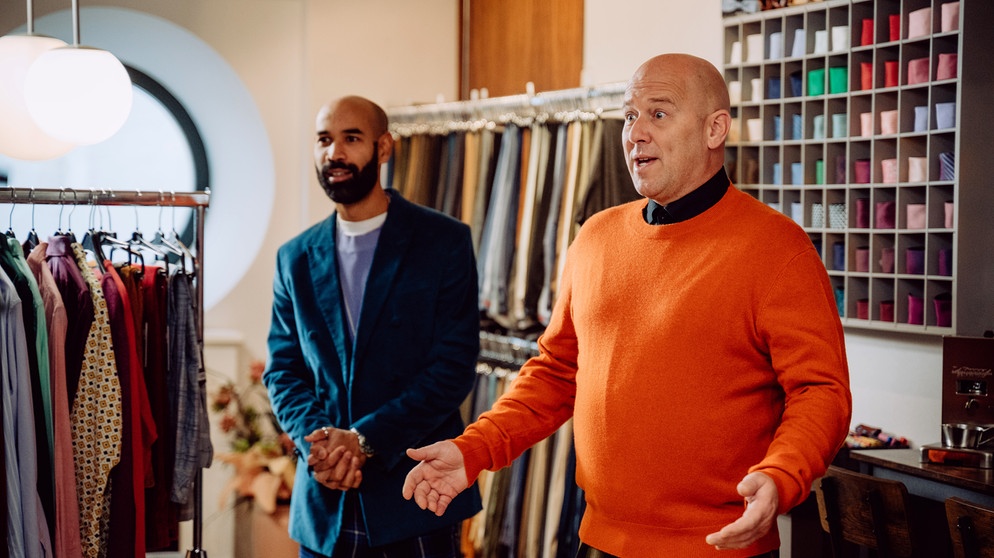 Dahoam is Dahoam: Pfarrer Naveen (Markus Subramaniam, links) gibt Manfred Haas (Michael Dietmyr) für seine Online-Dates Outfit-Tipps. | Bildquelle: BR/Nadya Jakobs