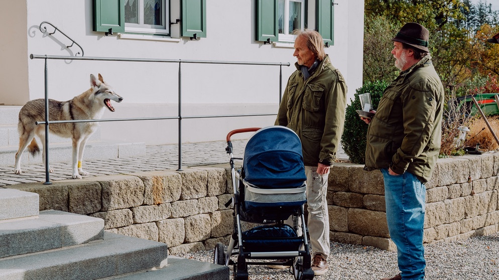 Dahoam is Dahoam: Der vermeintliche Wolf stellt sich als Hund heraus. Mit Sascha (Eisi Gulp, Mitte) und Stadlbauer (Andreas Geiss, rechts). | Bildquelle: BR/Nadya Jakobs