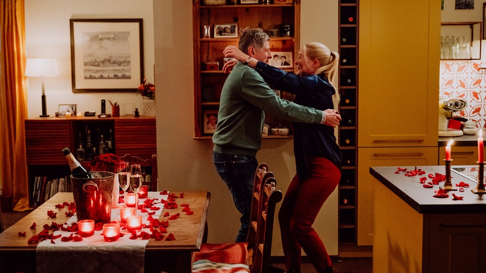 Dahoam is Dahoam: Vera (Sybille Waury) wird am Valentinstag von Bamberger (Horst Kummeth) überrascht. | Bildquelle: BR/Nadya Jakobs