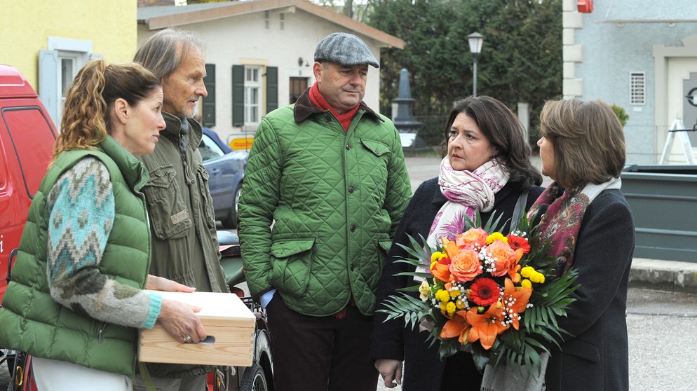 Dahoam is Dahoam: Im Dorf geht das Gerücht herum, dass Monika und ihr Voglhof ein Hygiene-Problem haben. Von links: Annalena (Heidrun Gärtner), Sascha (Eisi Gulp), Hubert (Bernhard Ulrich), Monika (Christine Reimer) und Rosi (Brigitte Walbrun). | Bildquelle: BR/Marco Orlando Pichler