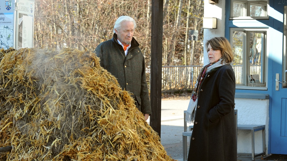 Dahoam is Dahoam: Carl (Bernd Reheuser) und Rosi (Brigitte Walbrun) staunen nicht schlecht, als sich vor dem Kiosk ein großer Misthaufen auftürmt.  | Bildquelle: BR/Marco Orlando Pichler