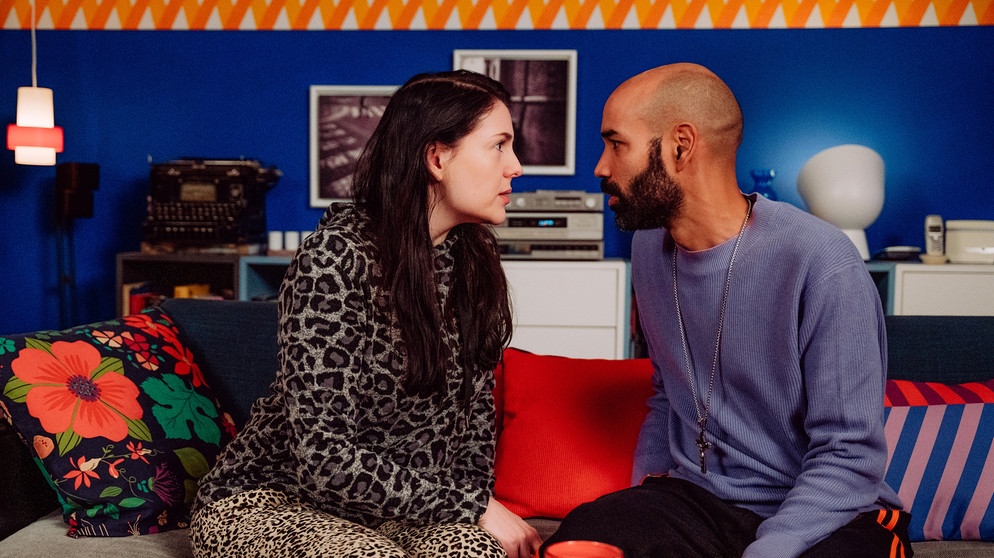 Dahoam is Dahoam: Tina (Anita Eichhorn) und Naveen (Markus Subramaniam) schaffen es nicht, die Finger voneinander zu lassen. | Bildquelle: BR/Nadya Jakobs