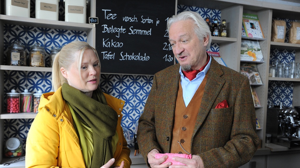 Dahoam is Dahoam: Vera (Sybille Waury) ist vor Carl (Bernd Reheuser) stolz auf Bamberger, weil er sich in seiner schwierigen Situation so tapfer schlägt. | Bildquelle: BR/Marco Orlando Pichler