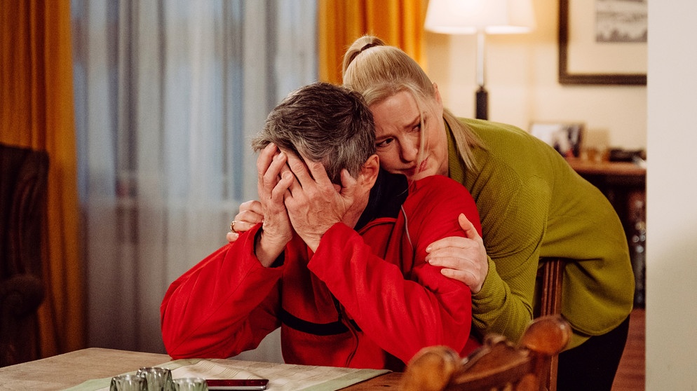 Dahoam is Dahoam: Bamberger (Horst Kummeth) ist völlig verzweifelt, als er realisiert, dass ihn seine Mutter sofort und langfristig auf Mallorca braucht. Mit Vera (Sybille Waury). | Bildquelle: BR/Nadya Jakobs