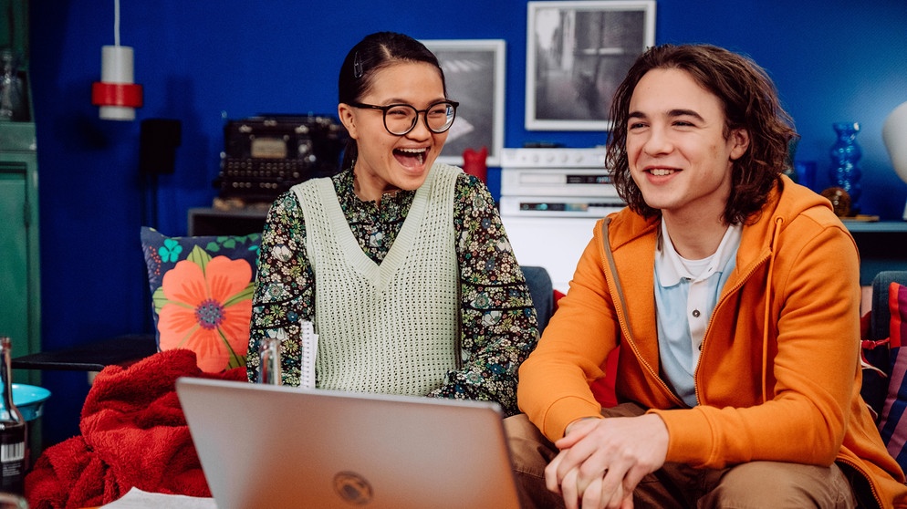 Dahoam is Dahoam: Lien (Nui Nguyen) und Till (Marinus Hohmann) wollen als gute Freunde noch enger zusammenwachsen. | Bildquelle: BR/Nadya Jakobs