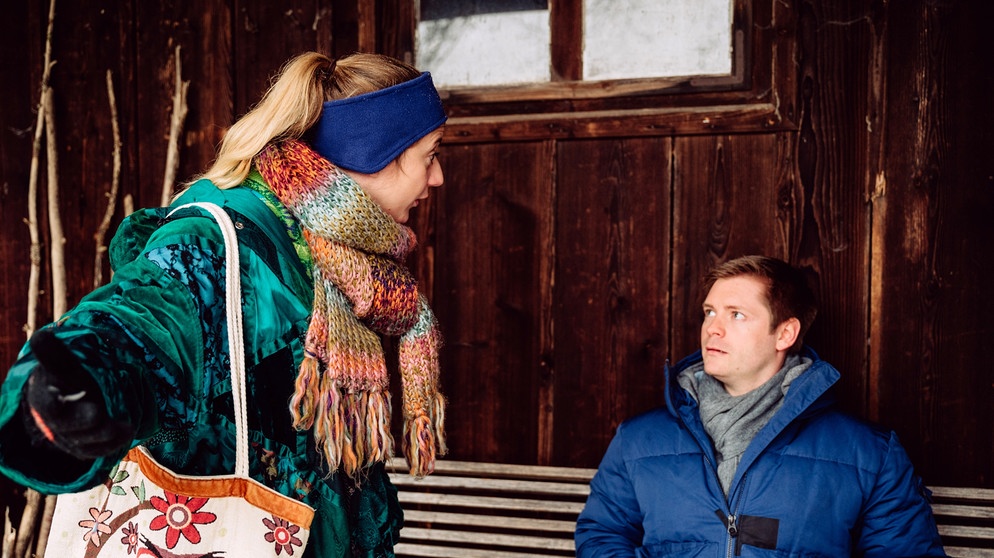 Dahoam is Dahoam: Sarah (Sophie Reiml) kann Daniel (Maximilian Waldmann) enttarnen: Er ist nicht der, für den er sich ausgibt! | Bildquelle: BR/Nadya Jakobs