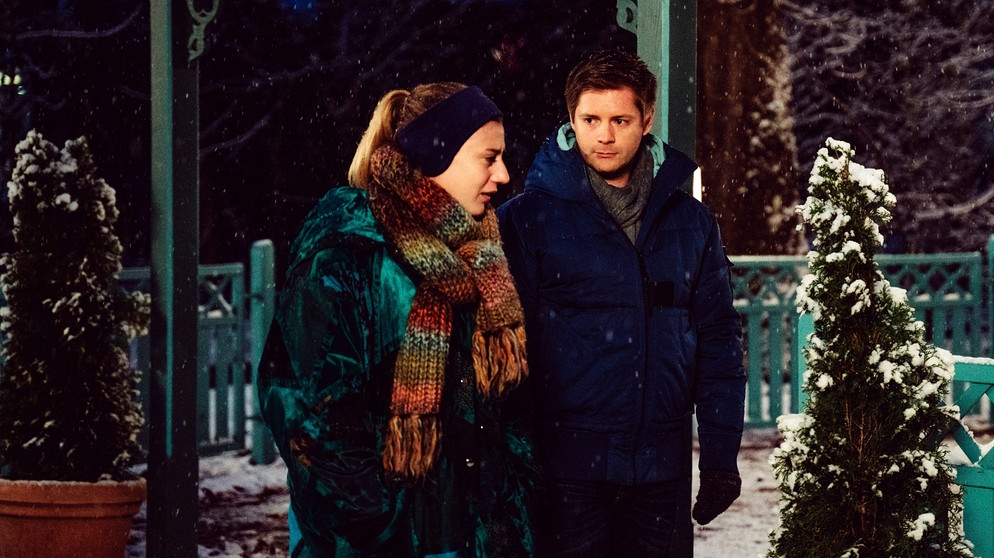 Dahoam is Dahoam: Sarah (Sophie Reiml) erfährt Daniels (Maximilian Waldmann) Geschichte; er hat Jennys Herz transplantiert bekommen. | Bildquelle: BR/Nadya Jakobs