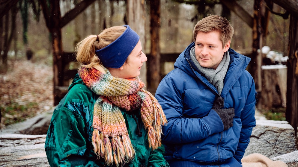Dahoam is Dahoam: Sarah (Sophie Reiml) zeigt Daniel (Maximilian Waldmann) die Löwenzahn-Lichtung, auf der sie und Jenny damals geheiratet haben. | Bildquelle: BR/Nadya Jakobs