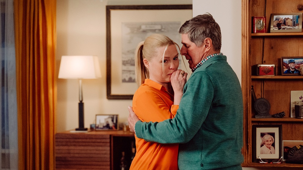 Dahoam is Dahoam: Nach langen Gesprächen einigen sich Vera (Sybille Waury) und Bamberger (Horst Kummeth) darauf, dass er allein nach Mallorca ziehen wird. | Bildquelle: BR/Nadya Jakobs