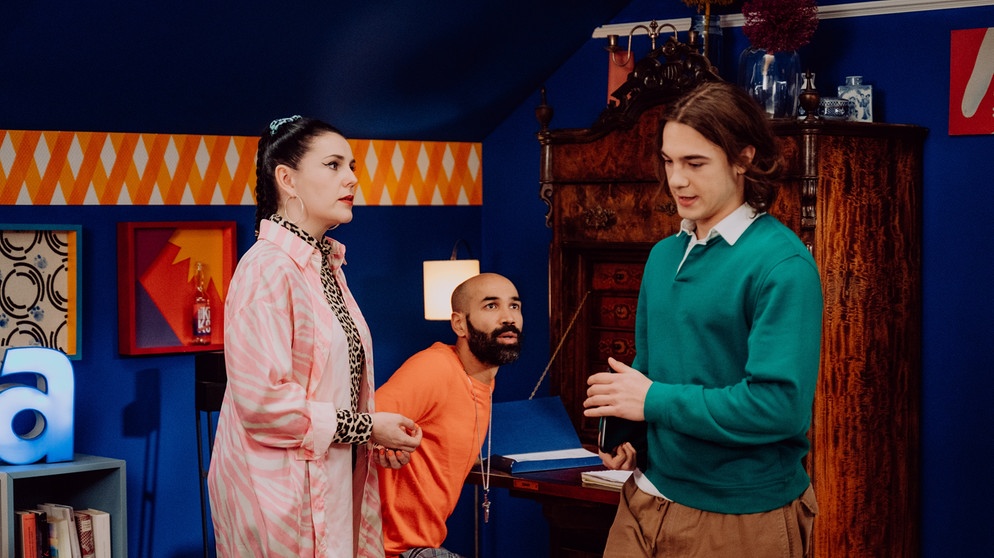 Dahoam is Dahoam: Tina (Anita Eichhorn) und Naveen (Markus Subramaniam, Mitte) sind alarmiert, als Till (Marinus Hohmann, rechts) zum Gespräch bittet. | Bildquelle: BR/Nadya Jakobs