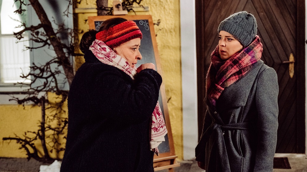 Dahoam is Dahoam: Katharina (Carina Dengler, rechts) ist besorgt, als Monika (Christine Reimer, links) trotz ihrer Kurzatmigkeit keinen Termin beim Kardiologen machen will. | Bildquelle: BR/Nadya Jakobs
