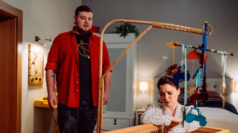 Dahoam is Dahoam: Katharina (Carina Dengler) macht Severin (Andi Gießer) schwere Vorwürfe, weil er Lenz mit einem Schokoladenei gefüttert und ihn damit in Gefahr gebracht hat. | Bildquelle: BR/Nadya Jakobs