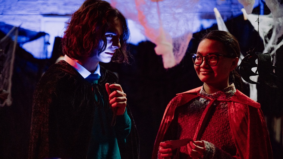 Dahoam is Dahoam: Till (Marinus Hohmann) und Lien (Nui Nguyen) machen sich daran, die Rätsel des Exit-Raums zu lösen. | Bildquelle: BR/Nadya Jakobs