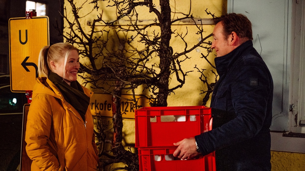 Dahoam is Dahoam: Gregor (Holger Matthias Wilhelm) springt über seinen Schatten und entschuldigt sich bei Vera (Sybille Waury). | Bildquelle: BR/Nadya Jakobs