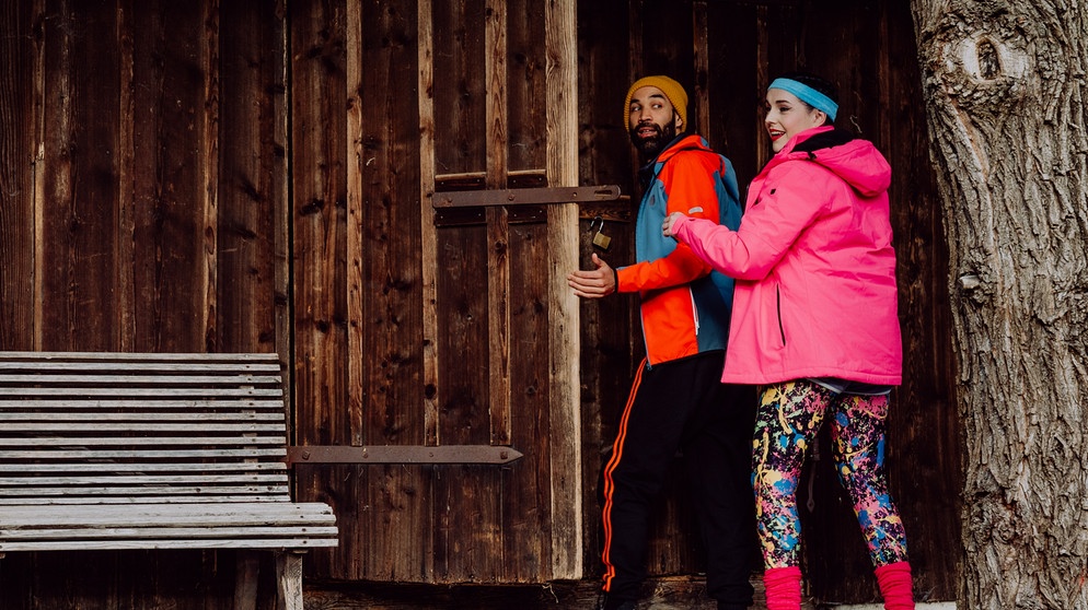 Dahoam is Dahoam: Naveen (Markus Subramaniam) und Tina (Anita Eichhorn) entdecken eine Möglichkeit für ein heimliches Stelldichein. | Bildquelle: BR/Nadya Jakobs