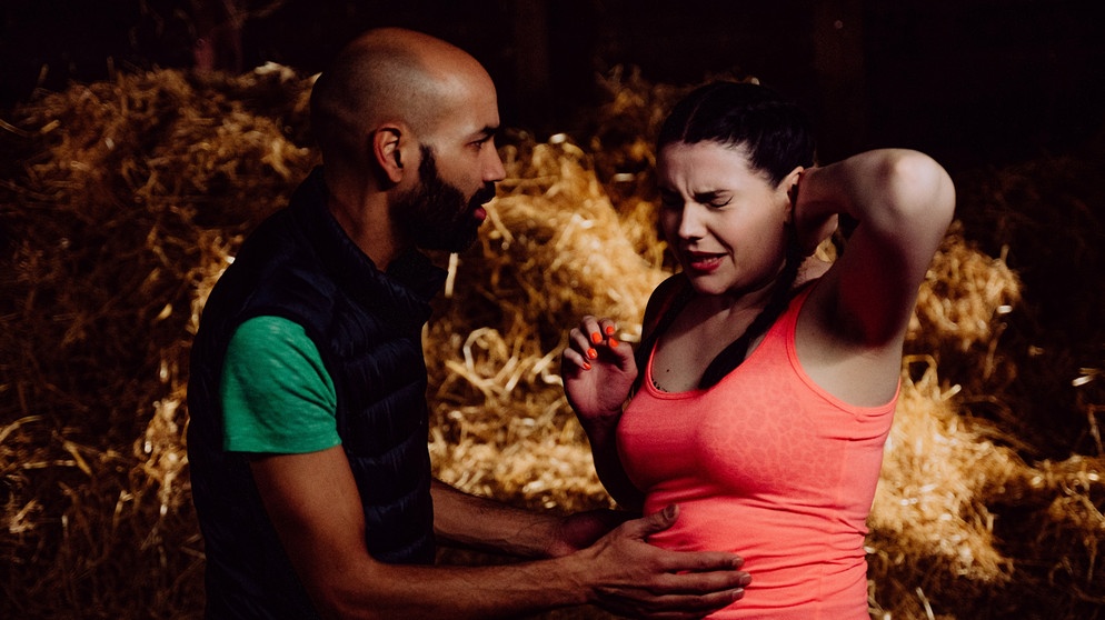 Dahoam is Dahoam: Tina (Anita Eichhorn) klemmt sich im Zuge ihrer Affäre mit Naveen (Markus Subramaniam) einen Nerv ein. | Bildquelle: BR/Nadya Jakobs