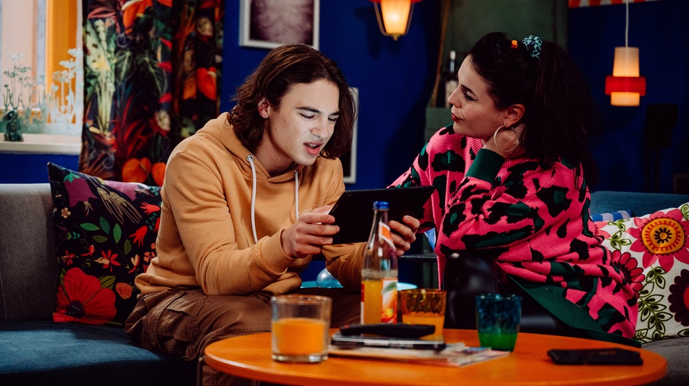 Dahoam is Dahoam: Tina (Anita Eichhorn) macht Till (Marinus Hohmann) Druck, sich um seine Zukunft Gedanken zu machen. | Bildquelle: BR/Nadya Jakobs