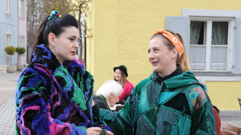 Dahoam is Dahoam: Als Sarah (Sophie Reiml, rechts) mitbekommt, dass Tina (Anita Eichhorn, links) bedrückt ist, schlägt sie einen gemeinsamen Spieleabend vor. | Bildquelle: mauritius-images