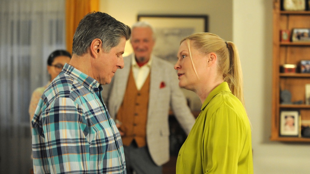 Dahoam is Dahoam: Bamberger (Horst Kummeth) und Vera (Sybille Waury) nehmen einvernehmlich Abschied voneinander. Im Hintergrund: Lien (Nui Nguyen) und Carl (Bernd Reheuser). | Bildquelle: BR/Marco Orlando Pichler