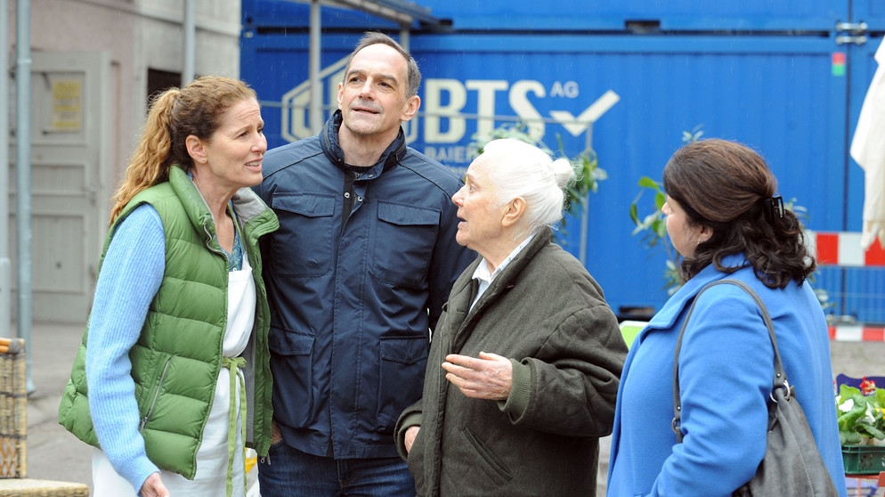 Dahoam is Dahoam: Annalena (Heidrun Gärtner, links) erkennt, wie sehr sich die Lansinger für einen Schanigarten vor der Containerwand begeistern. Mit Mike (Harry Blank), Theresa (Ursula Erber, 2. von rechts) und Monika (Christine Reimer, rechts).
| Bildquelle: BR/Marco Orlando Pichler