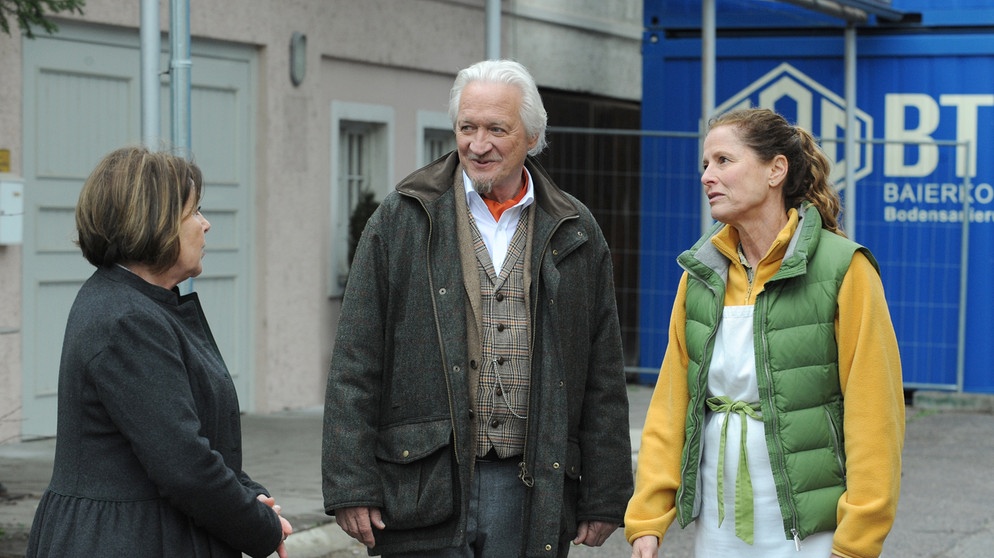 Dahoam is Dahoam: Carl (Bernd Reheuser) und Annalena (Heidrun Gärtner, rechts) einigen sich auf einen Kompromiss für die Containerwand. Mit Rosi (Brigitte Walbrun, links). | Bildquelle: BR/Marco Orlando Pichler