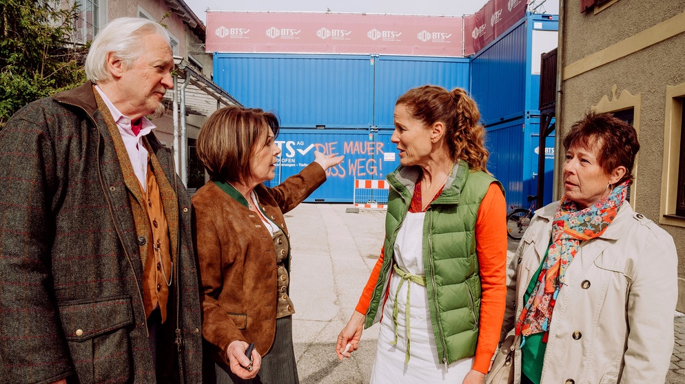 Dahoam is Dahoam: Rosi kann nicht fassen, dass jemand die Containerwand beschmiert hat. Von links: Carl (Bernd Reheuser), Rosi (Brigitte Walbrun), Annalena (Heidrun Gärtner) und Erika (Veronika Geißler, KLD). | Bildquelle: BR/Nadya Jakobs