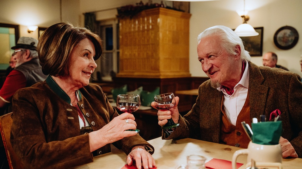 Dahoam is Dahoam: Bei einem Glas Wein rutscht Carl (Bernd Reheuser) heraus, was er für Rosi (Brigitte Walbrun) empfindet. | Bildquelle: BR/Nadya Jakobs
