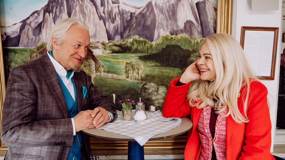 Dahoam is Dahoam: Annamaria (Julia Kent) schafft es, Carl (Bernd Reheuser) wieder auf bessere Gedanken zu bringen. | Bildquelle: BR/Nadya Jakobs