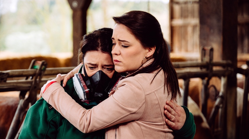 Dahoam is Dahoam: Monika (Christine Reimer, links) bricht es das Herz, dass sie sich von ihren Kühen trennen muss. Mit Katharina (Carina Denlger, rechts). | Bildquelle: BR/Nadya Jakobs