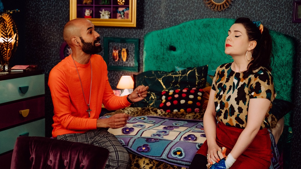 Dahoam is Dahoam: Tina (Anita Eichhorn) kann es nicht fassen, dass Naveen (Markus Subramaniam) sie bittet, das Kind für ihn auszutragen. | Bildquelle: BR/Nadya Jakobs