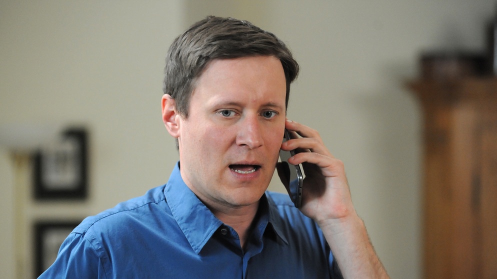 Dahoam is Dahoam: Weil Mike sich nicht interviewen lassen will, versucht Ludwig (Martin Wenzl), seiner Lektorin die Geschichte um die Werkstatt auszureden. | Bildquelle: BR/Marco Orlando Pichler