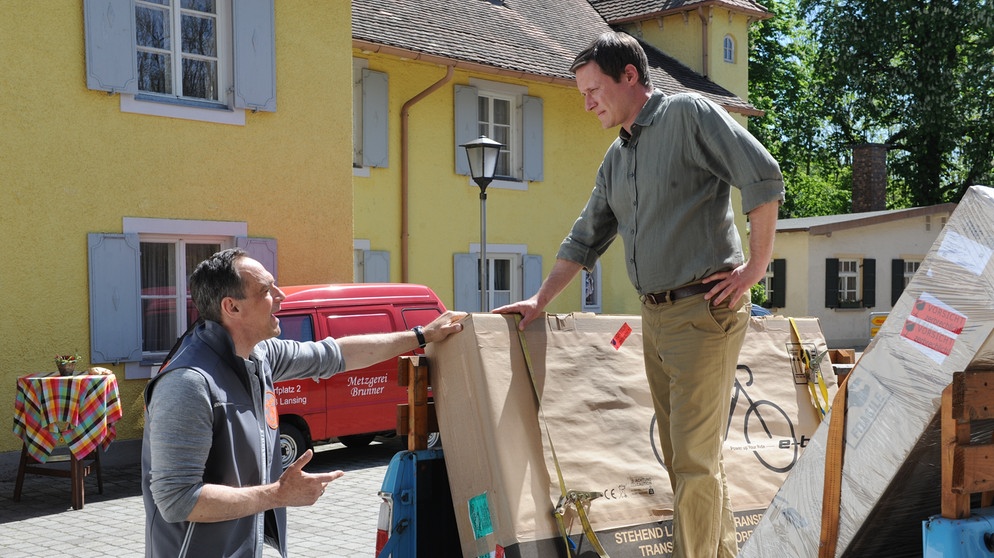 Dahoam is Dahoam: Ludwig (Martin Wenzl, rechts) stellt sich nicht gut an bei dem Versuch, sich bei Mike (Harry Blank, links) zu entschuldigen. | Bildquelle: BR/Marco Orlando Pichler