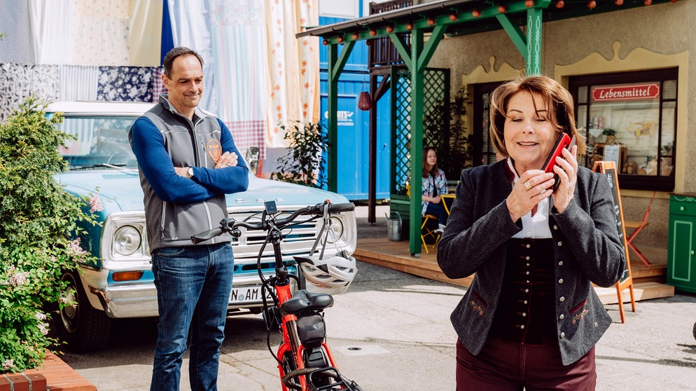 Dahoam is Dahoam: Mike (Harry Blank) ist genervt, weil Rosi (Gitte Walbrun) ihm nicht zuhört, als er ihr das neue E-Bike erklären will. | Bildquelle: BR/Nadya Jakobs